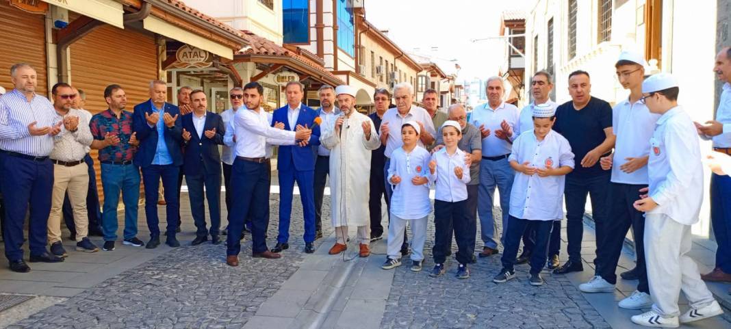 Konya'da eller duaya açıldı 4